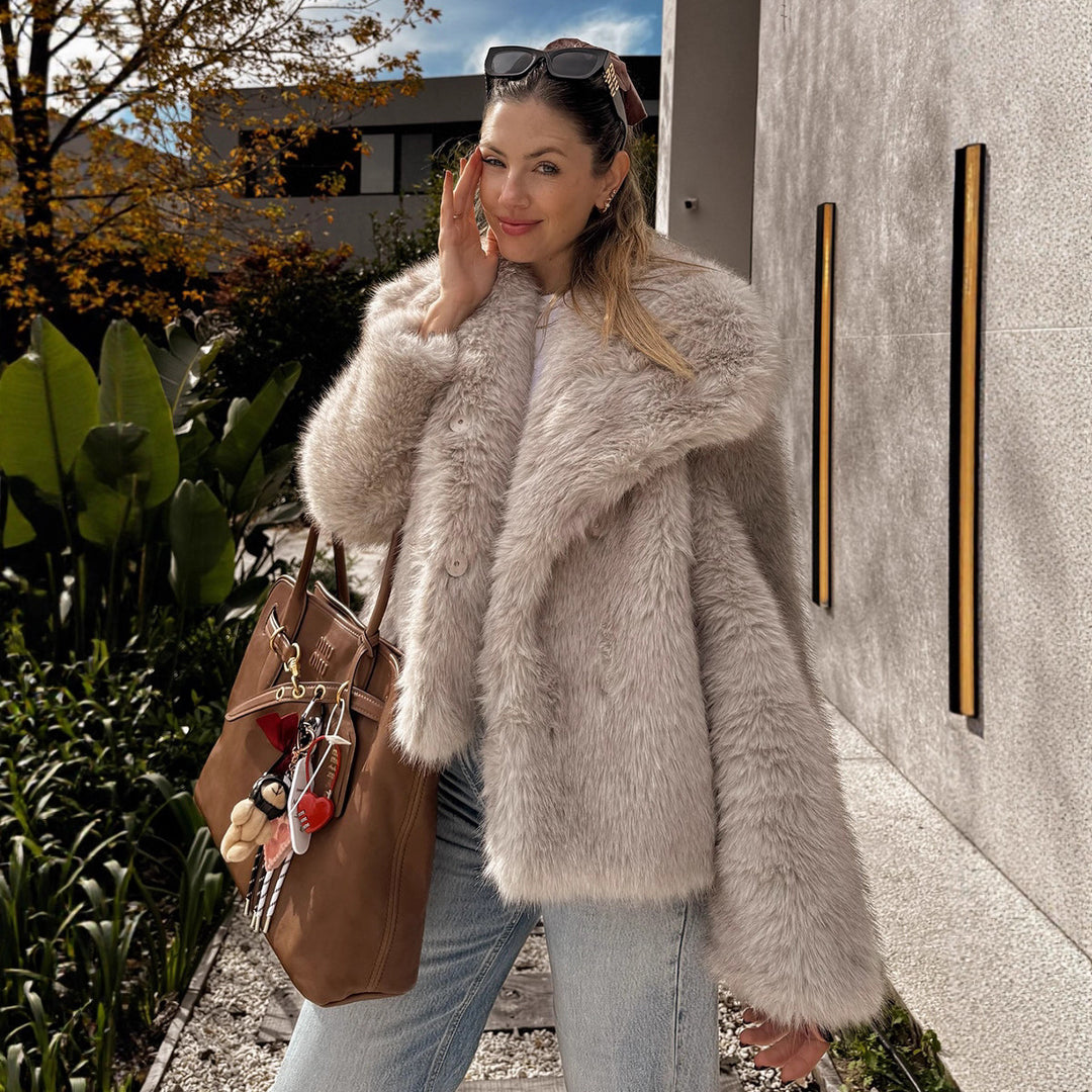 Ladies elegant faux fur coat with wide collar Lune London
