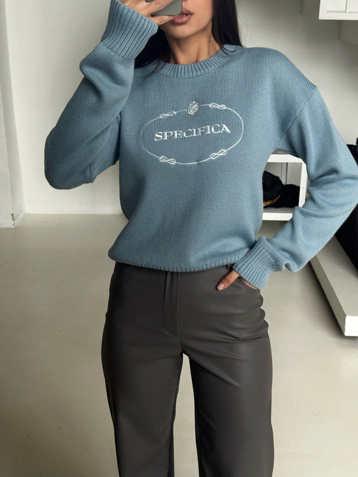 Pull en tricot élégant pour femmes avec inscription tendance et accents à la mode Chic & Stil
