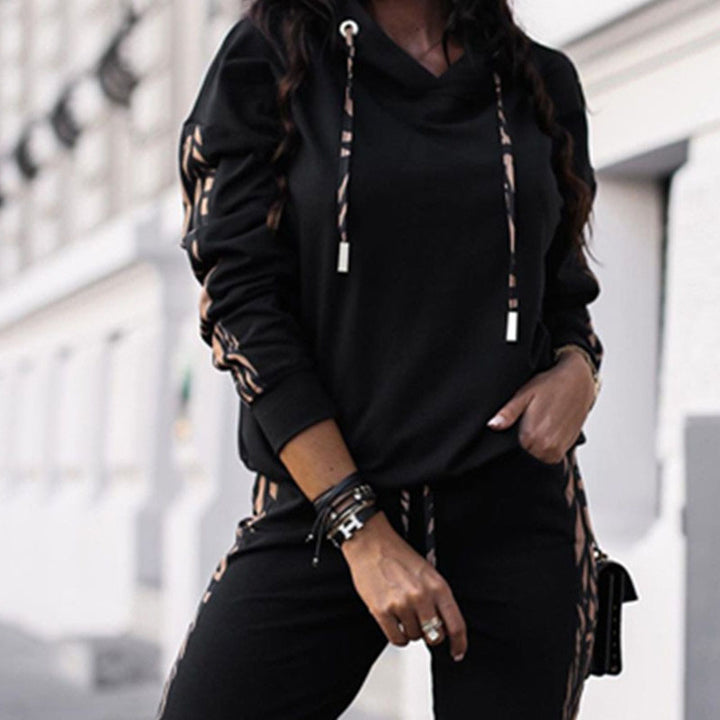 Haut de hoodie élégant sportif pour femmes avec des accents stylés Chic & Stil