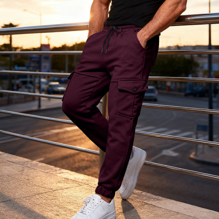 Men's cargo joggers with elastic waistband and practical side pockets Chic and style