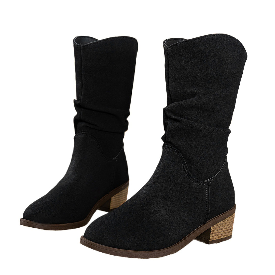 Fashionable women's boots with a comfortable and soft sole and a chic casual design.
