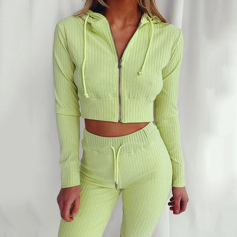 Ensemble de hoodie court sportif pour femmes avec un design en fines côtes et un grand confort de port Chic & Stil