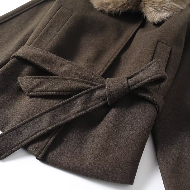 Veste de transition pour femmes avec col en fausse fourrure luxueux et ceinture à la taille Chic & Stil
