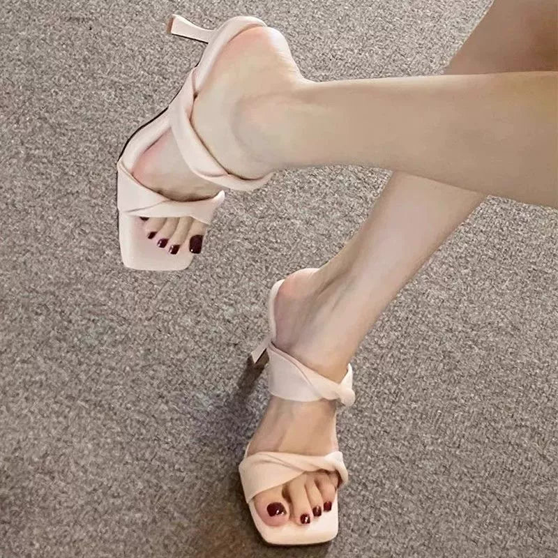 Refined women's mules with chic and stylish bow design