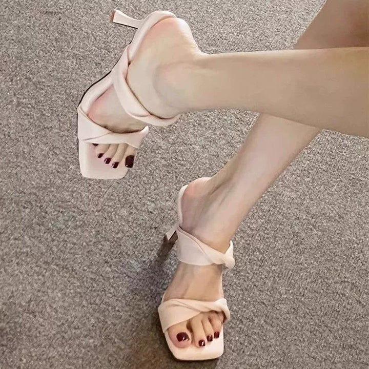 Refined women's mules with chic and stylish bow design