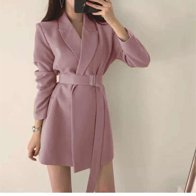 Robe blazer pour femmes avec coupe ajustée et ceinture Chic & Stil
