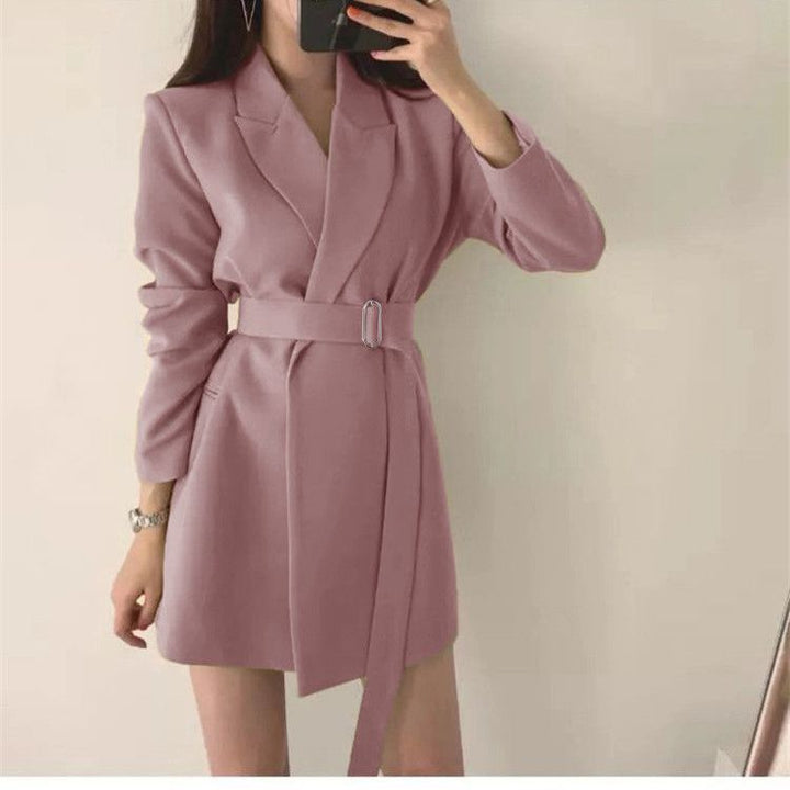 Robe blazer pour femmes avec coupe ajustée et ceinture Chic & Stil