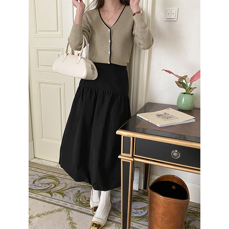 Ladies fashionable cardigan with V-neckline and button details Chic & Stil