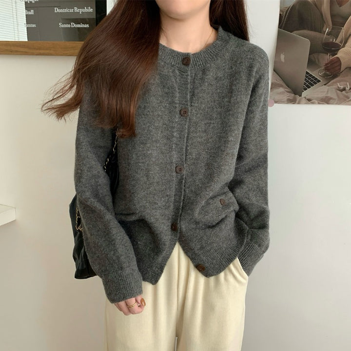 Cardigan en tricot pour femmes avec grandes poches et détails de boutons Chic & Stil