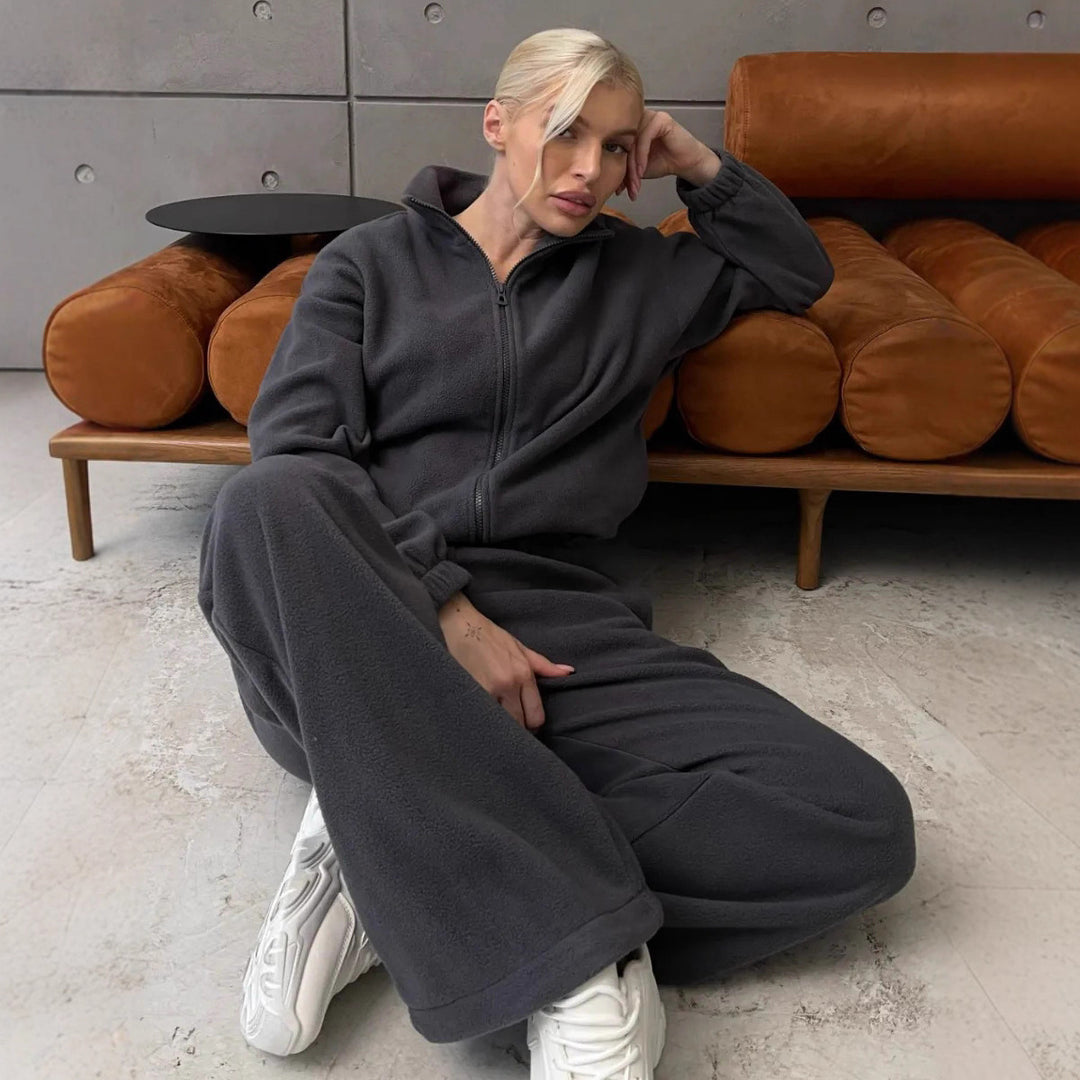 Sporty fleece jogging set for ladies with high collar and zip Lune London