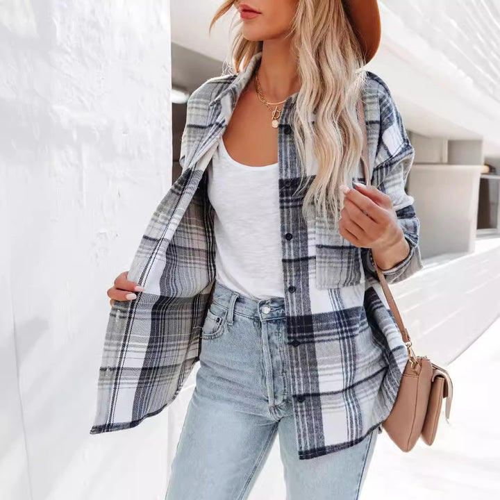 Women’s checked shirt with practical pockets and casual cut Lune London