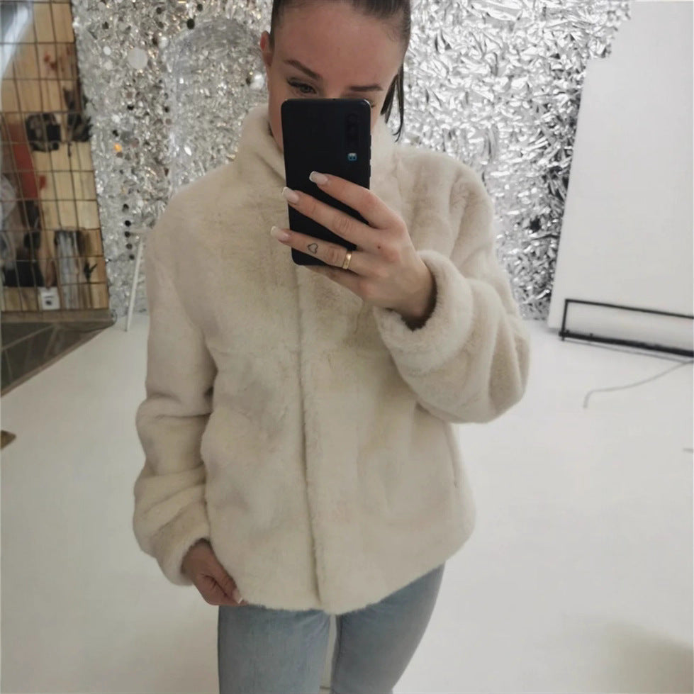 Fleece jacket for women with stand-up collar and side pockets with openings.