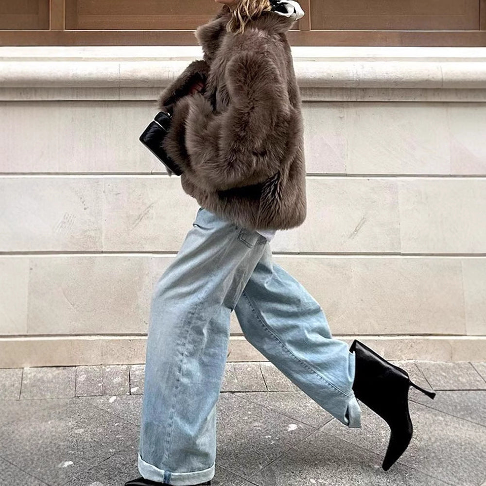 Modern oversized women's fur jacket with comfortable collar Lune London