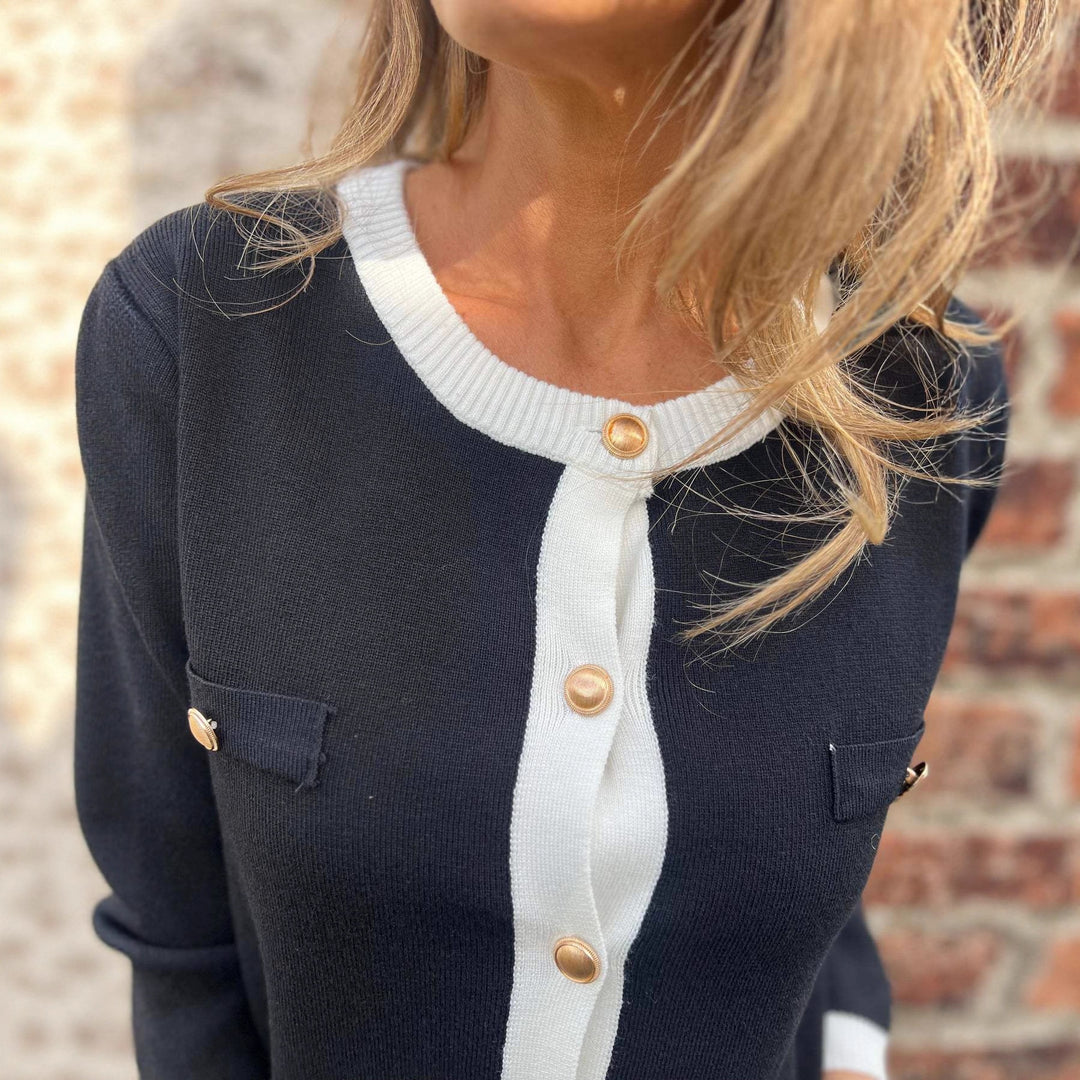 Cardigan féminin tendance avec un design texturé et des boutons dorés Chic & Stil