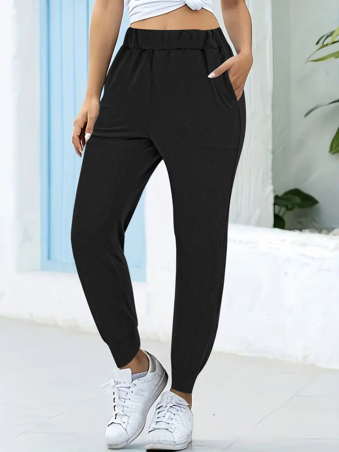 Comfortable jogging pants for women with elastic waistband and practical pockets Chic and Style