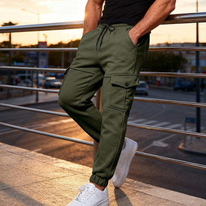 Men's cargo joggers with elastic waistband and practical side pockets Chic and style