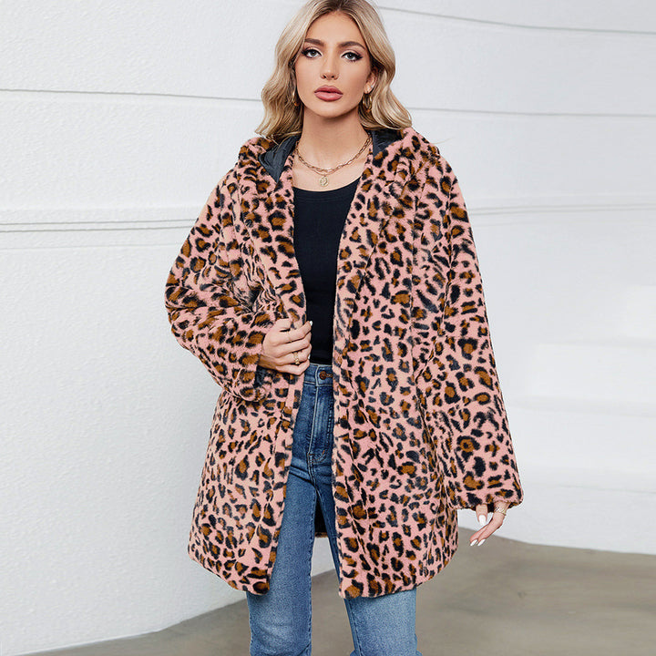Women Cozy Jacket with a modern leopard pattern and comfortable pockets Lune London