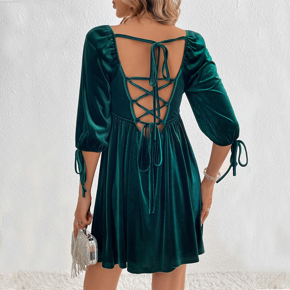 Robe en velours pour femmes avec des détails de volants modernes et des manches ajustables Chic & Stil
