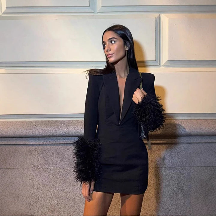 Robe Mini Élégante pour Femmes avec Décolleté Profond et Détails en Fleece Accrocheurs