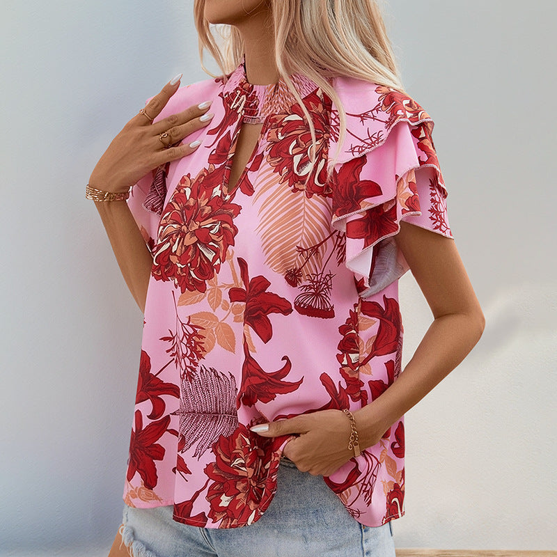 Top féminin avec des détails de volants ludiques et un motif floral Chic & Stil