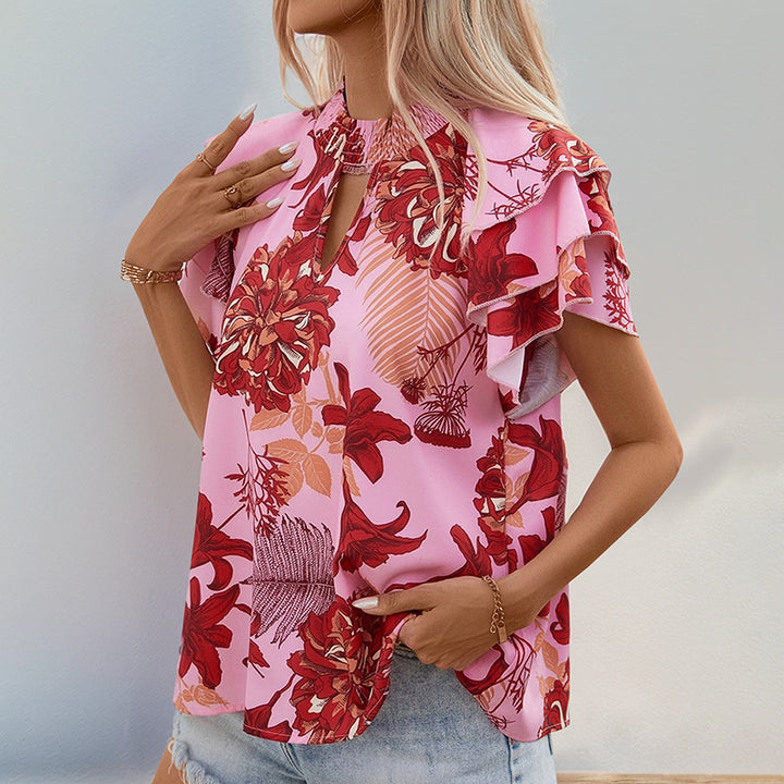 Top féminin avec des détails de volants ludiques et un motif floral Chic & Stil