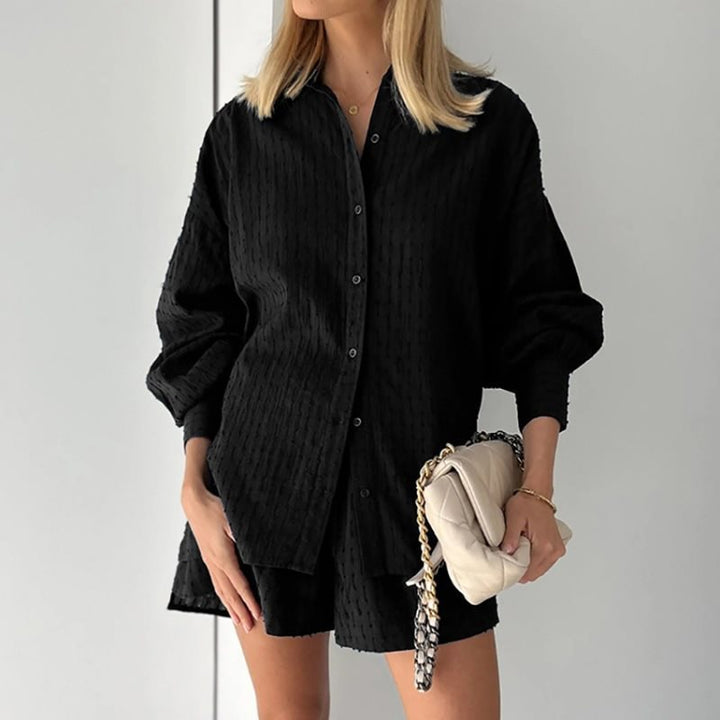 Oversized casual shirt for women with structure and chic and stylish short shorts