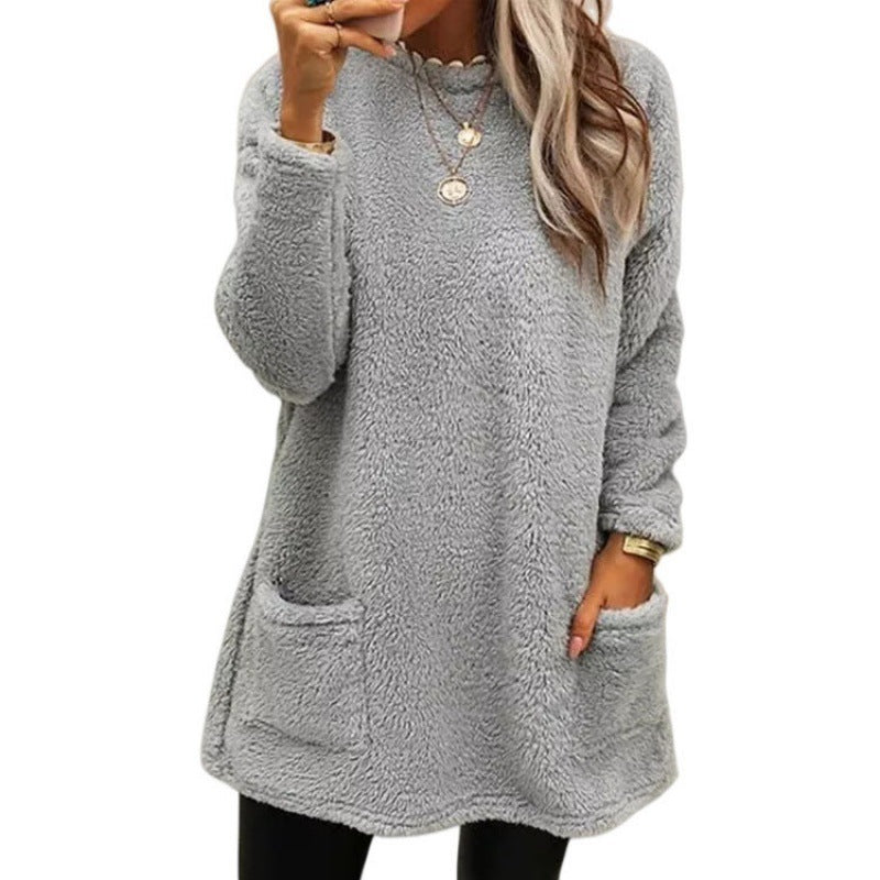 Comfortable fleece sweater for women with a loose fit and practical pockets Lune London