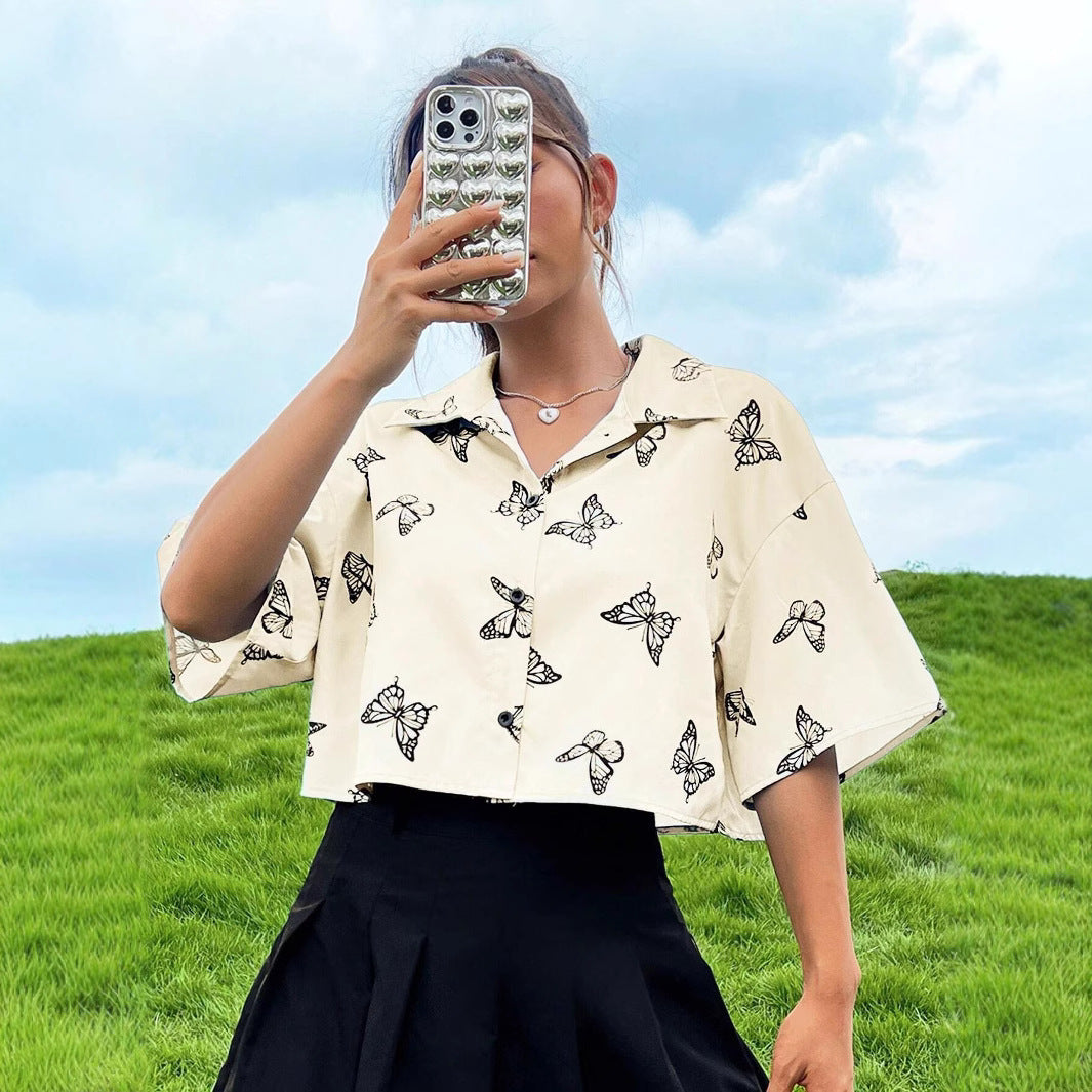 Short sleeve shirt for women with butterfly pattern and relaxed fit Chic und Stil