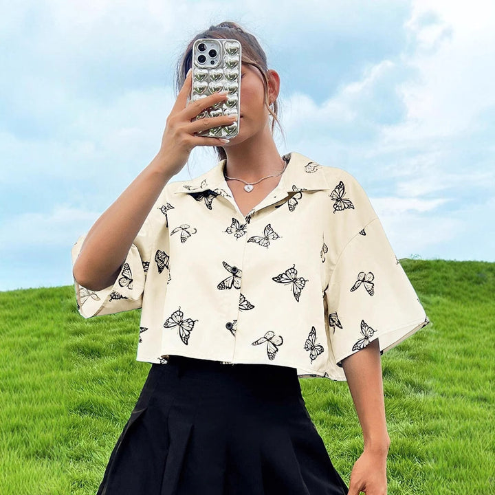 Short sleeve shirt for women with butterfly pattern and relaxed fit Chic und Stil