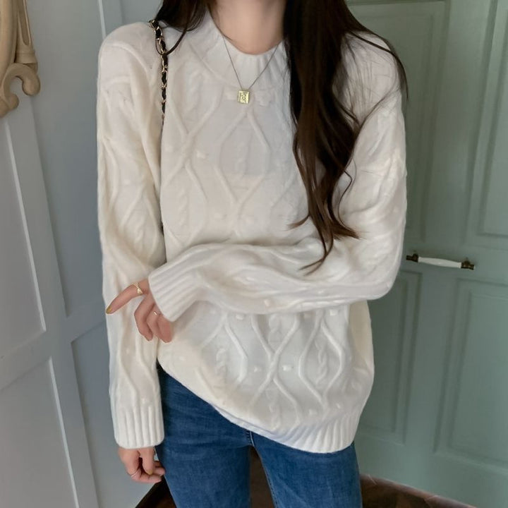 Comfortable chunky knit sweater for women with cable pattern and large edges Lune London