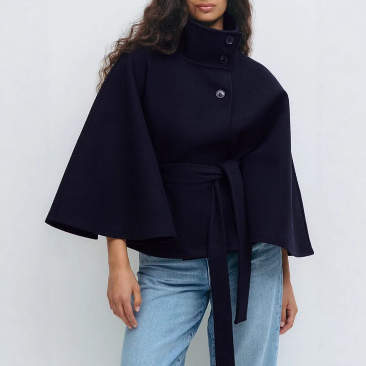 Veste cape élégante pour femmes avec un col montant et une ceinture Chic & Stil