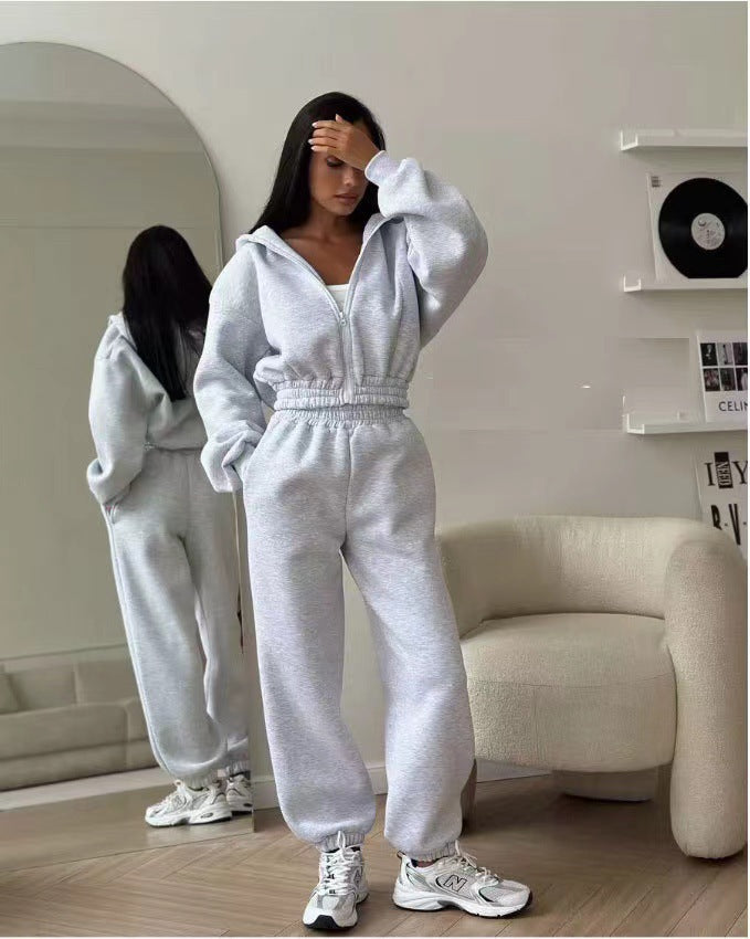 Women sporty crop top and comfortable jogger pants Lune London