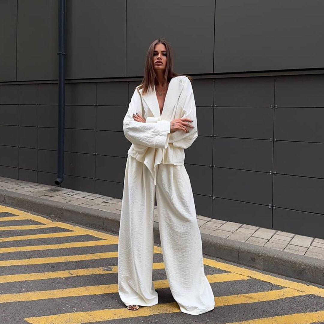 Trendy women's jumpsuit with a wide cut and cinched belt Lune London