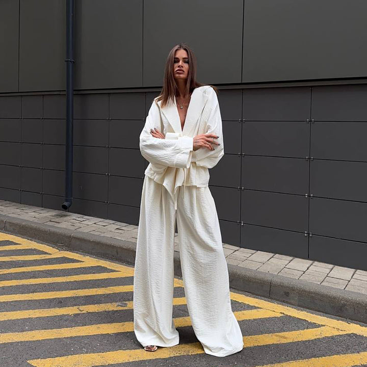 Trendy women's jumpsuit with a wide cut and cinched belt Lune London