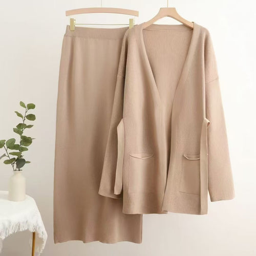 Lune London casual knit set for women with deep V-neck and practical pockets
