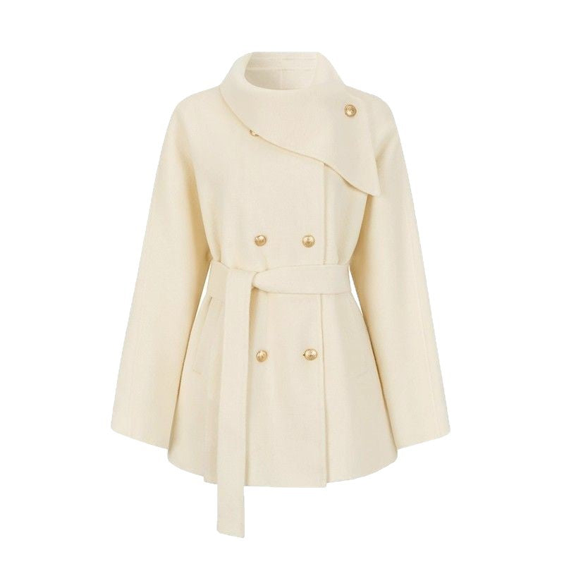 Veste courte à la mode pour femmes avec col asymétrique et détails de boutons dorés Chic & Stil