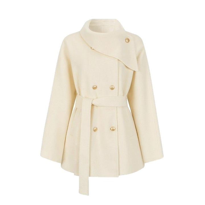 Veste courte à la mode pour femmes avec col asymétrique et détails de boutons dorés Chic & Stil