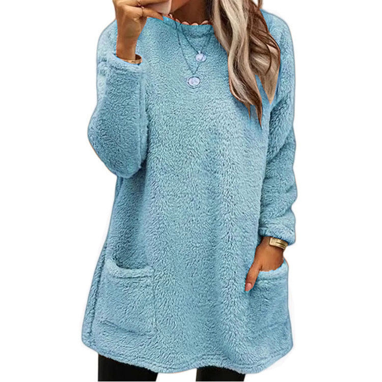 Cozy fleece sweater for women with a trendy round neckline and practical pockets Lune London