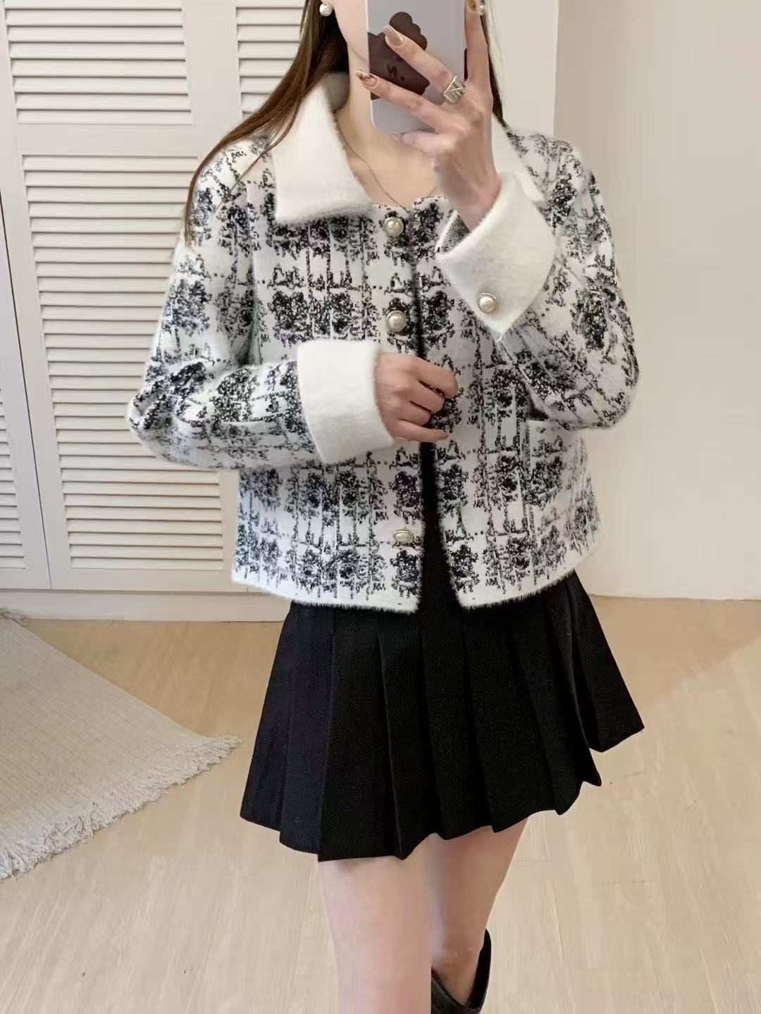 Women Elegant Knit Jacket with Pearl Buttons and Chic Collar