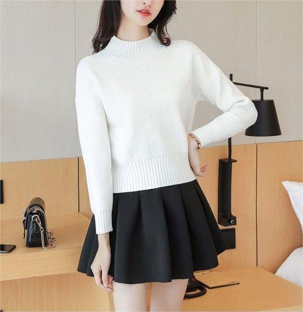 Sweater tricoté décontracté pour femmes avec col montant et détails en fines côtes Chic & Stil