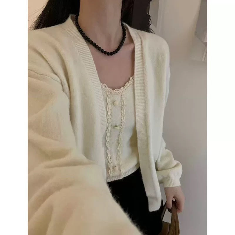 Chemisier tricoté pour femmes avec bordure en dentelle romantique et coupe décontractée Chic & Stil