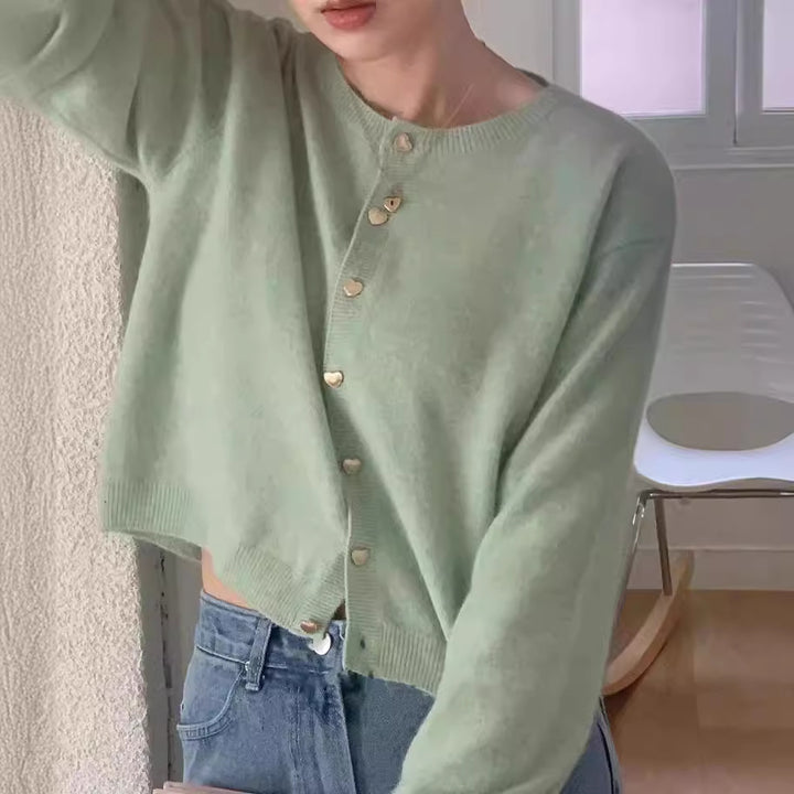 Cardigan féminin en tricot fin avec boutons décoratifs et coupe élégante Chic & Stil