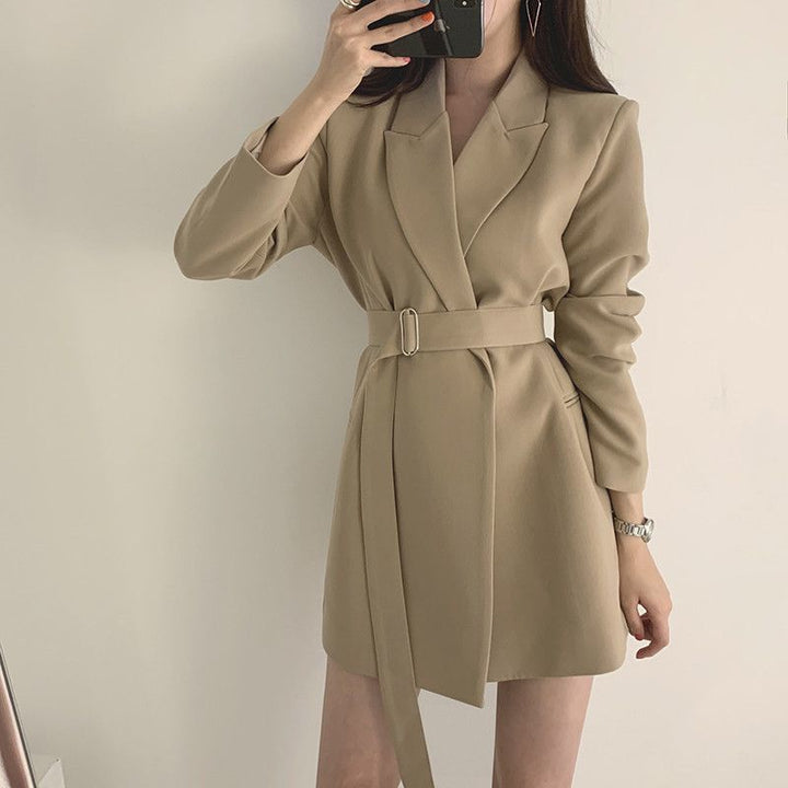 Robe blazer pour femmes avec coupe ajustée et ceinture Chic & Stil