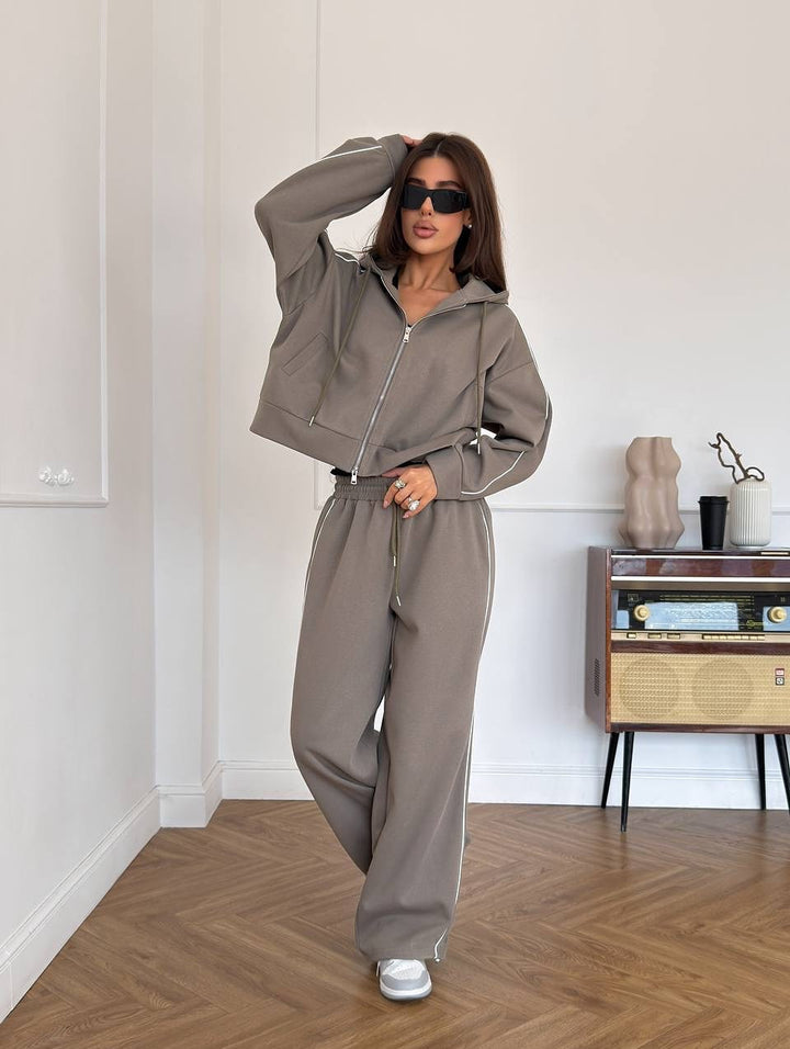 Women's casual tracksuit with cropped hoodie and loose joggers Lune London