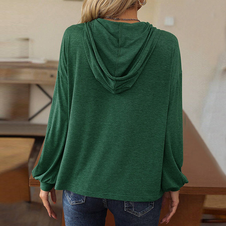 Haut de hoodie décontracté pour femmes avec détails en bouton et manches élastiques Chic & Stil