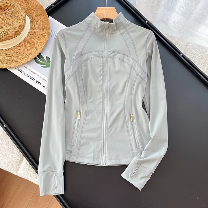 Veste de course sportive pour femmes avec col haut et matériau respirant Chic & Stil