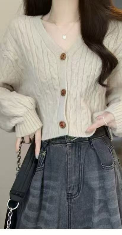 Cardigan en tricot épais pour femmes avec détails de boutons et décolleté en V profond Chic & Stil