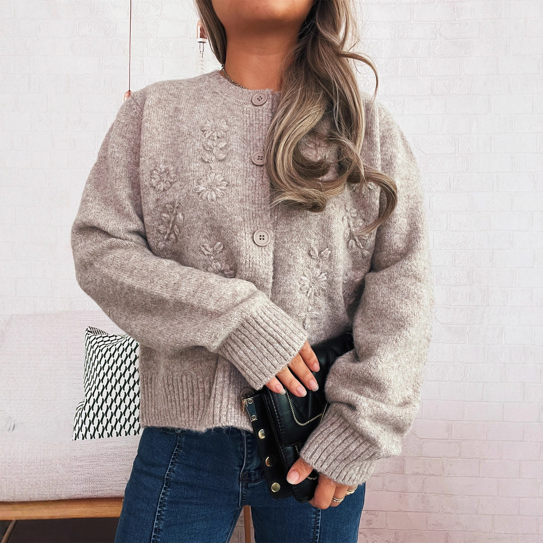 Cardigan en tricot ample pour femmes avec des appliques florales et des détails de boutons Chic & Stil
