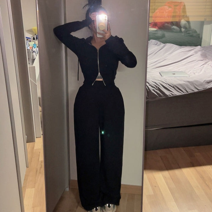 Ensemble féminin à la mode et confortable avec veste courte et pantalon élastique Chic & Stil