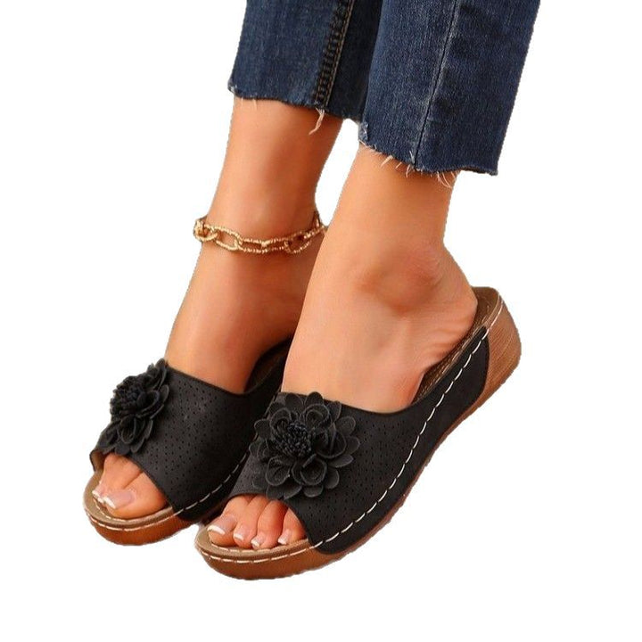 Comfortable floral sandals for women with breathable inserts and elegant floral decoration Lune London